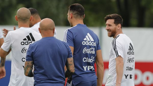 Lionel Messi, right, talks to coach Jorge Sampaoli during a training session of Argentina at the 2018 soccer World Cup in Bronnitsy, Russia, Tuesday, June 19, 2018 Lionel Messi, right, talks to coach Jorge Sampaoli during a training session of Argentina at the 2018 soccer World Cup in Bronnitsy, Russia, Tuesday, June 19, 2018 - Sputnik International