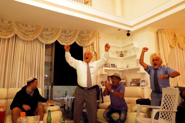 Israelis of Iranian origin cheer for an Iranian goal that was later ruled offside, as they watch the Iran-Spain World Cup match in the living room of the Hasid family in Jerusalem, June 20, 2018 - Sputnik International