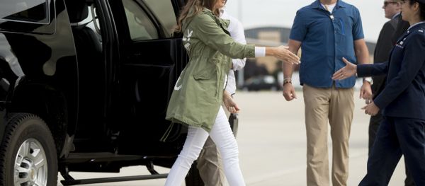 First lady Melania Trump arrives to board a plane at Andrews Air Force Base, Md., Thursday, June 21, 2018, to travel to Texas to visit the U.S.-Mexico border. - Sputnik International
