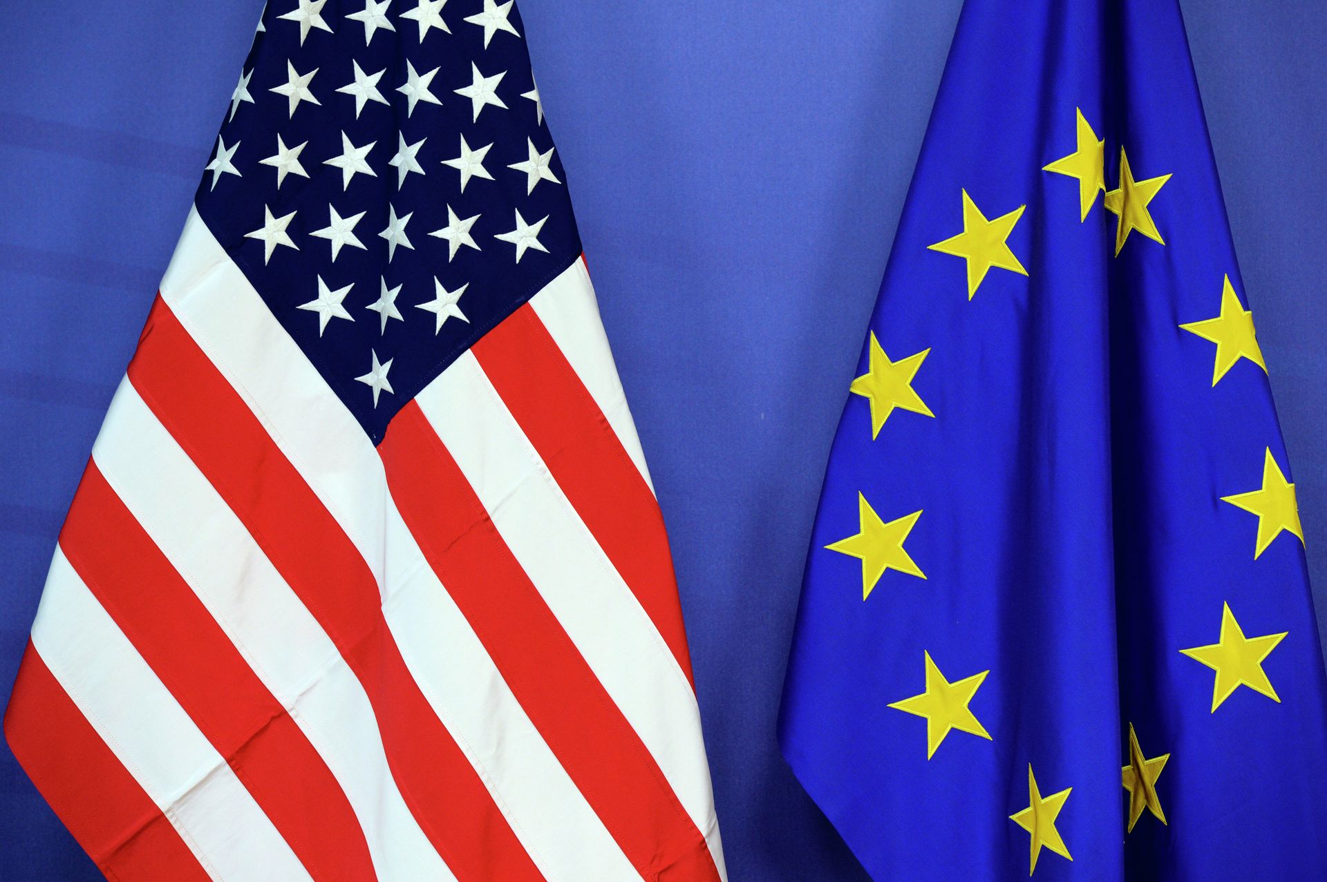 Die Flagge von den USA und der EU - Sputnik International, 1920, 01.12.2022