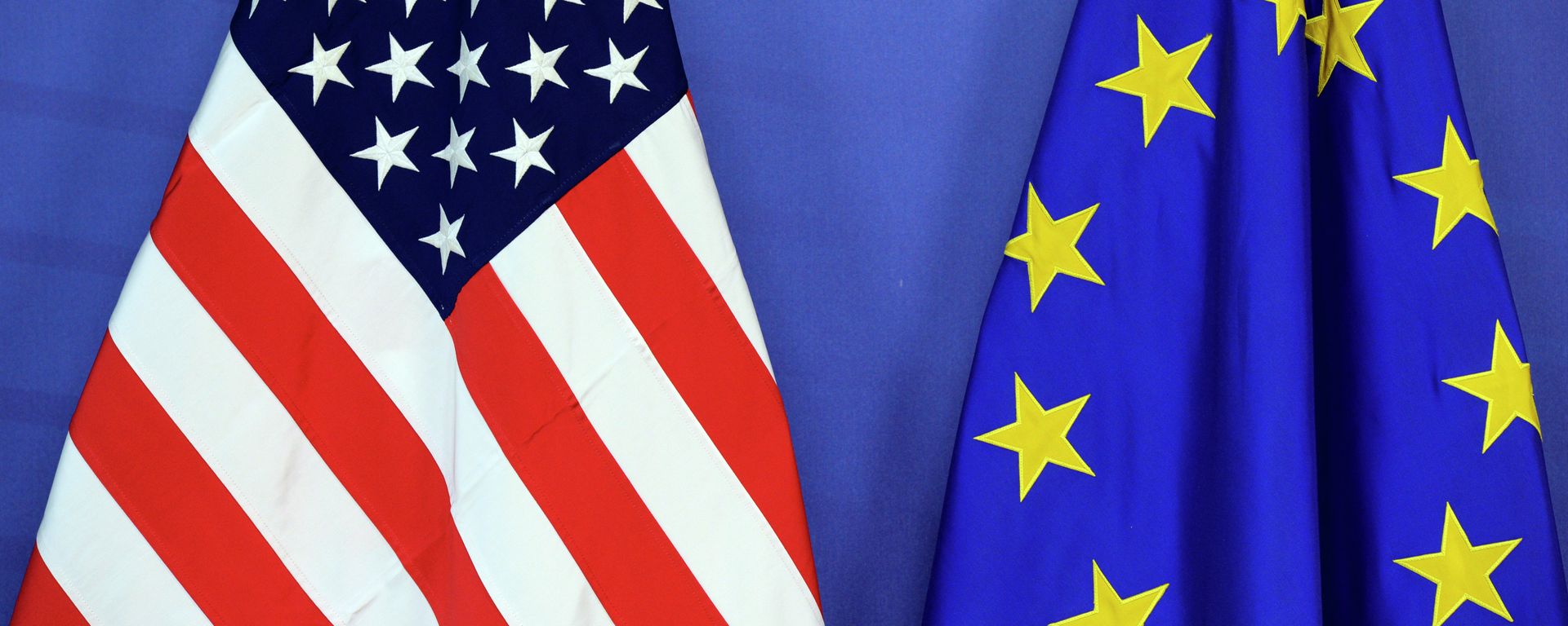 Die Flagge von den USA und der EU - Sputnik International, 1920, 25.07.2022