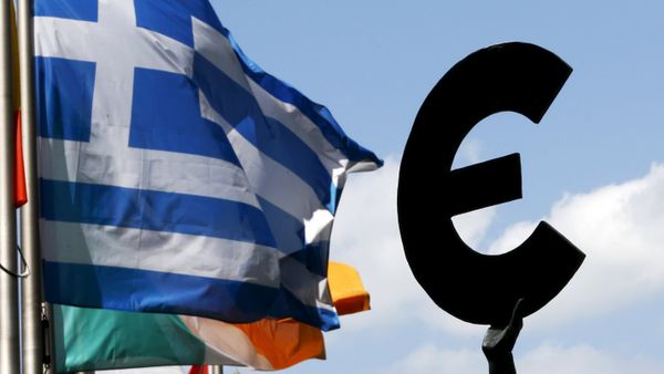 A Greek flag flies past a statue depicting the European unity outside the European Parliament ahead of a euro zone leaders summit on Greece in Brussels, Belgium, July 6, 2015. - Sputnik International