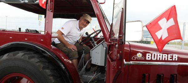 Swiss fan Beat Studer looks at an old-time tractor after driving with two friends, from home to Kaliningrad stadium to watch their team playing against Serbia, in Kaliningrad, Russia June 21, 2018. - Sputnik International