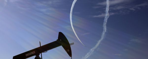 In this Saturday, Jan. 23, 2016, file photo, an oil pump stands as the Saudi Hawks Aerobatic Team of the Royal Saudi Air Force performs during the Bahrain International Airshow in Sakhir, Bahrain In this Saturday, Jan. 23, 2016, file photo, an oil pump stands as the Saudi Hawks Aerobatic Team of the Royal Saudi Air Force performs during the Bahrain International Airshow in Sakhir, Bahrain - Sputnik International