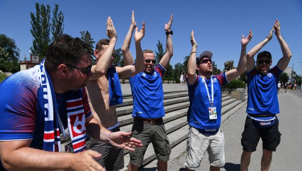 Supporters of Iceland's national football team clap while visiting visit the Mamayev Kurgan World War Two memorial complex in Volgograd on June 22, 2018, hours before the Russia 2018 World Cup Group D football match between Nigeria and Iceland - Sputnik International