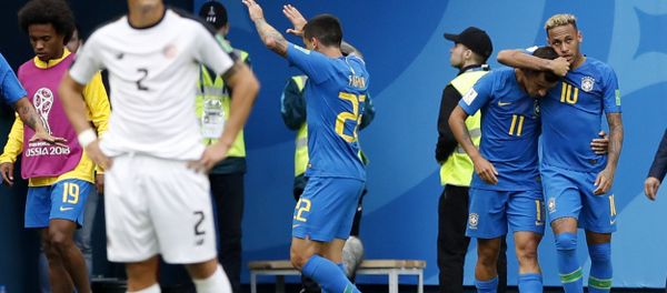 Philippe Coutinho, second right, is embraced by teammate Neymar, right, after he scored his team's first goal during the group E match between Brazil and Costa Rica at the 2018 soccer World Cup in the St. Petersburg Stadium in St. Petersburg, Russia, Friday, June 22, 2018 - Sputnik International