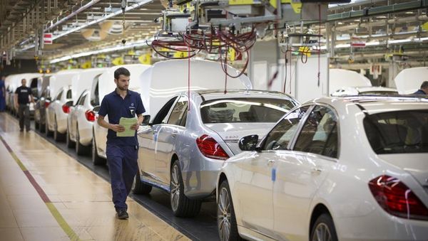 In einer Montagehalle von Daimler - Sputnik International