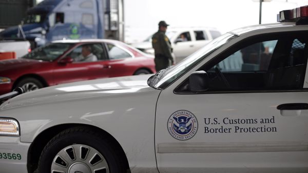 A US Customs and Border Patrol agent keeps watch at a checkpoint station. - Sputnik International
