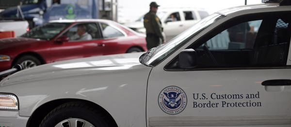 A US Customs and Border Patrol agent keeps watch at a checkpoint station. - Sputnik International