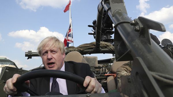 Britain's Foreign Secretary Boris Johnson talks to a British armed forces serviceman based in Orzysz, in northeastern Poland, during a ceremony at the Tomb of the Unknown Soldier and following talks on security with his Polish counterpart Jacek Czaputowicz in Warsaw, Poland, Thursday, June 21, 2018 - Sputnik International