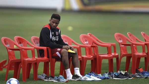 (File) Peru's Jefferson Farfan puts on his kleats before a practice session of the national soccer team in Lima, Peru, Wednesday, Oct. 4, 2017 (File) Peru's Jefferson Farfan puts on his kleats before a practice session of the national soccer team in Lima, Peru, Wednesday, Oct. 4, 2017 - Sputnik International