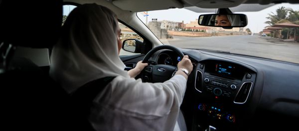 Dr Samira al-Ghamdi, 47, a practicing psychologist, drives around the side roads of a neighborhood as she prepares to hit the road on Sunday as a licensed driver, in Jeddah, Saudi Arabia June 21, 2018 - Sputnik International
