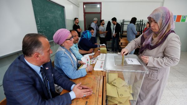A woman casts her ballot for Turkey's presidential and parliamentary elections at a polling station in Yalova, Turkey June 24, 2018 - Sputnik International