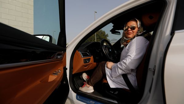 Samira al-Ghamdi, a practicing psychologist, arrives after driving her car to work, in Jeddah, Saudi Arabia June 24, 2018 - Sputnik International