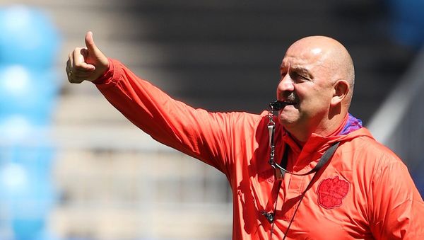 Russia’s head coach Stanislav Cherchesov gestures to players during the national soccer team's training session in Samara, Russia, June 24, 2018 Russia’s head coach Stanislav Cherchesov gestures to players during the national soccer team's training session in Samara, Russia, June 24, 2018 - Sputnik International