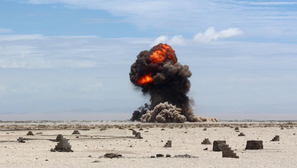 Smoke and fire billow from the desert of al-Alam, east of the southern port city of Aden, on April 29, 2016 - Sputnik International