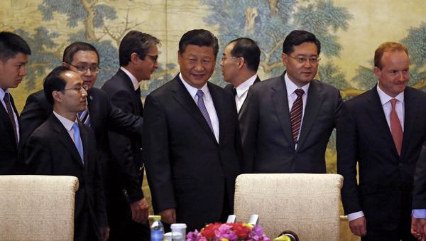 Chinese President Xi Jinping (C) chats with members of a global chief executive committee as they arrive for the round table summit at the Diaoyutai State Guesthouse in Beijing on June 21, 2018 Chinese President Xi Jinping (C) chats with members of a global chief executive committee as they arrive for the round table summit at the Diaoyutai State Guesthouse in Beijing on June 21, 2018 - Sputnik International