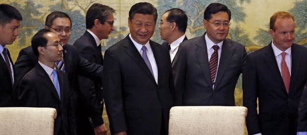 Chinese President Xi Jinping (C) chats with members of a global chief executive committee as they arrive for the round table summit at the Diaoyutai State Guesthouse in Beijing on June 21, 2018 - Sputnik International