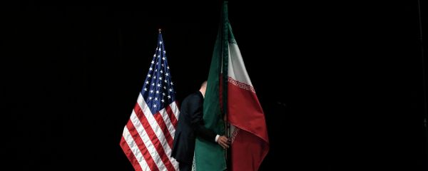 A staff member removes the Iranian flag from the stage after a group picture with foreign ministers and representatives of Unites States, Iran etc. - Sputnik International