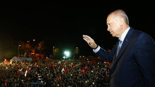 Cumhurbaşkanı Erdoğan, Huber Köşkü'nün önünde bekleyenlere seslendi. - Sputnik International