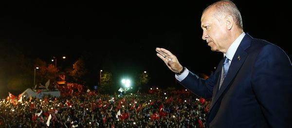 Cumhurbaşkanı Erdoğan, Huber Köşkü'nün önünde bekleyenlere seslendi. Cumhurbaşkanı Erdoğan, Huber Köşkü'nün önünde bekleyenlere seslendi. - Sputnik International