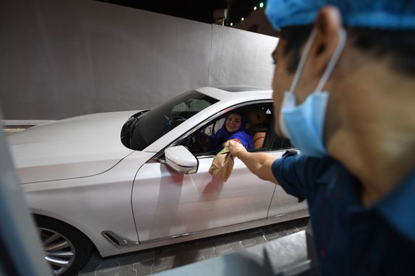 Saudi woman in drive-through restaurant - Sputnik International