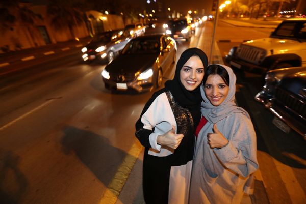 Women celebrate their first ride after driving ban was lifted - Sputnik International