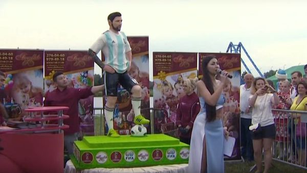 Let them eat Messi cake! Bronnitsy fans celebrate footy star’s birthday - Sputnik International