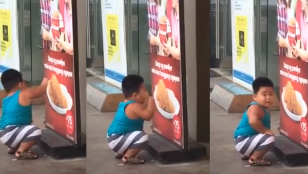 ‘Finger Lickin’ Fooled!’ Cheeky Boy Tries to Eat Advertisement - Sputnik International
