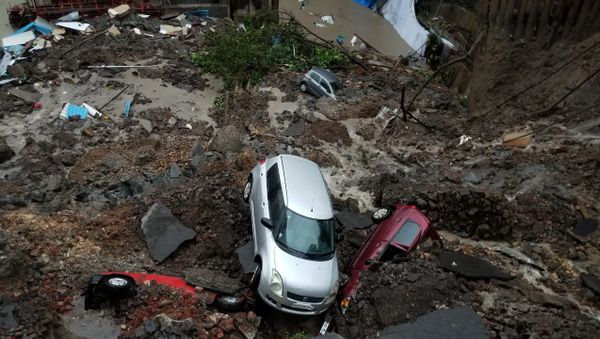 Road Caves in Taking Down Dozens of Cars in Mumbai - Sputnik International
