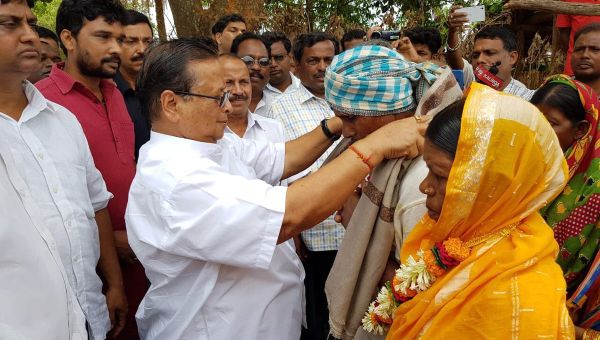 Visited Daitari Naik, & his wife, in Keonjhar district, today. In the absence of any development in this region, Daitari Naik ji single handedly carved out a 3 km long canal, cutting out a mountain, to irrigate his farmland - Sputnik International