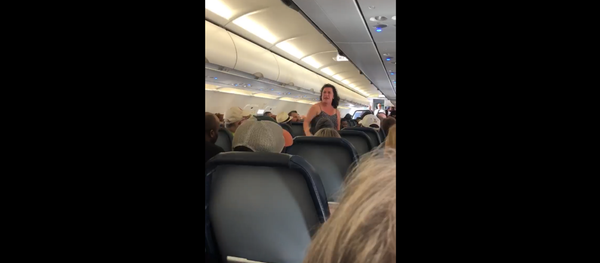 Spirit Airlines passenger has meltdown after flights gets diverted for medical emergency in Minnesota - Sputnik International