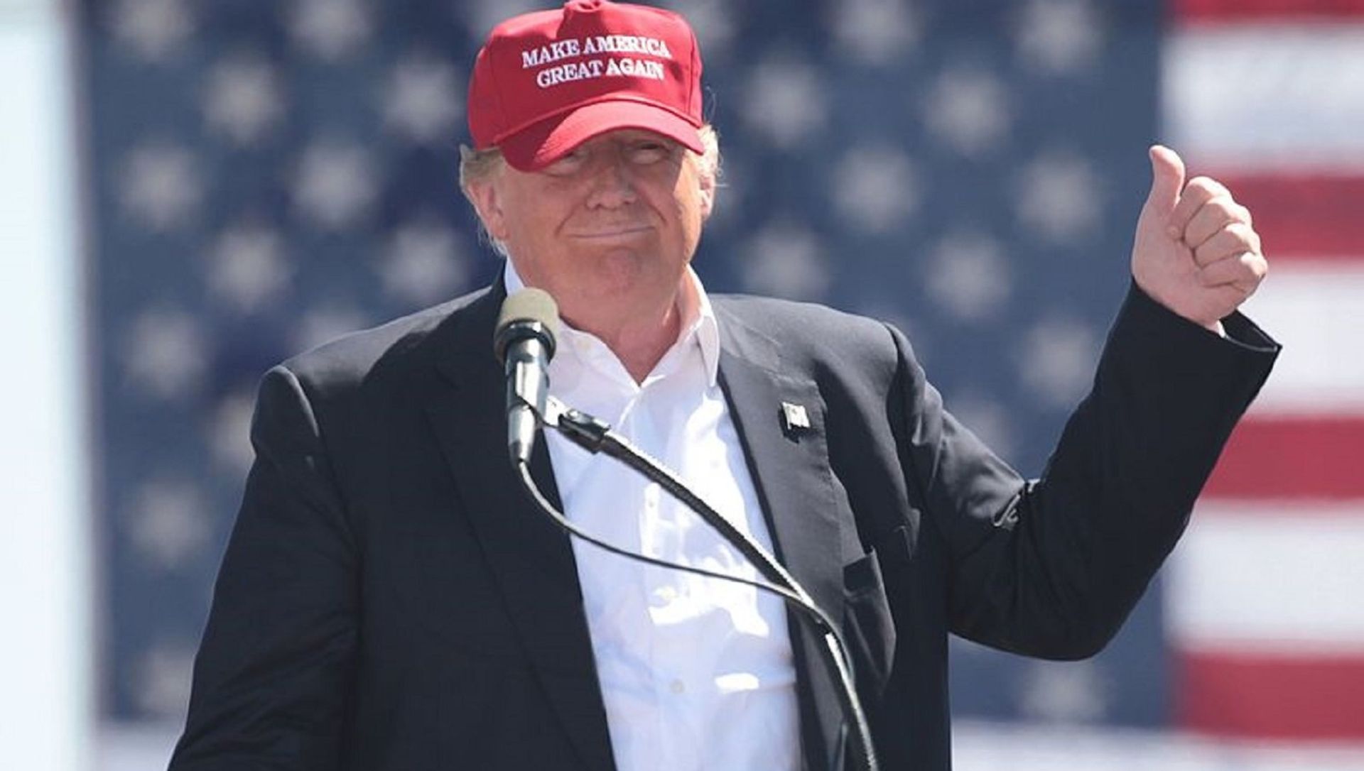 US President Donald Trump, then candidate Donald Trump, wears a Make America Great Again hat at a rally in Arizona. US President Donald Trump, then candidate Donald Trump, wears a Make America Great Again hat at a rally in Arizona. - Sputnik International, 1920, 20.04.2021