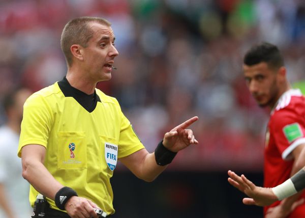 The referee Mark Geiger talks to an unseen player during the World Cup Group B soccer match between Portugal and Morocco at the Luzhniki stadium, in Moscow, Russia, June 20, 2018. - Sputnik International