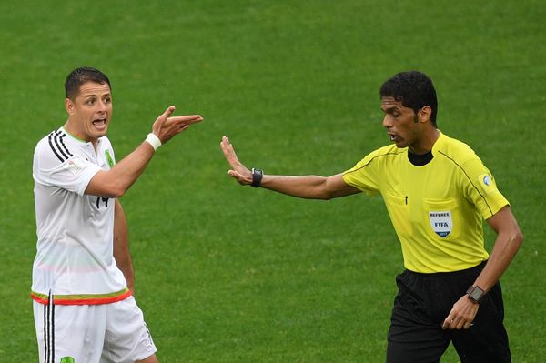 From left: Mexico’s Javier Hernandez and Referee Fahad Al-Mirdasi during the 2017 FIFA Confederations Cup third-place match between Portugal and Mexico. - Sputnik International