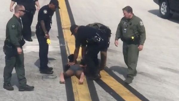Police arrest a man in underpants on the tarmac at the airport in Atlanta, Georgia, U.S., June 26, 2018 in this picture obtained from social media - Sputnik International