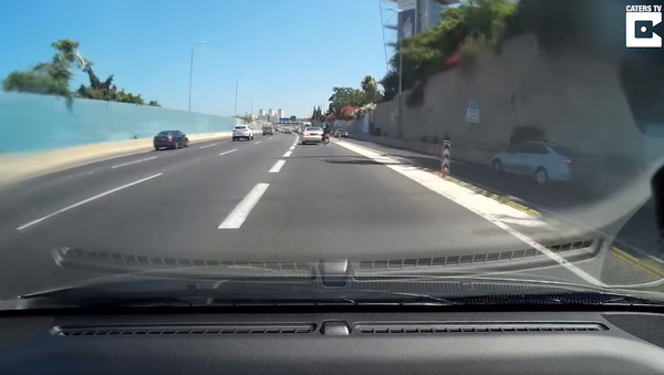 Two Wheels, No Attention: Tel Aviv Moped Driver Launched After Failing to Brake - Sputnik International