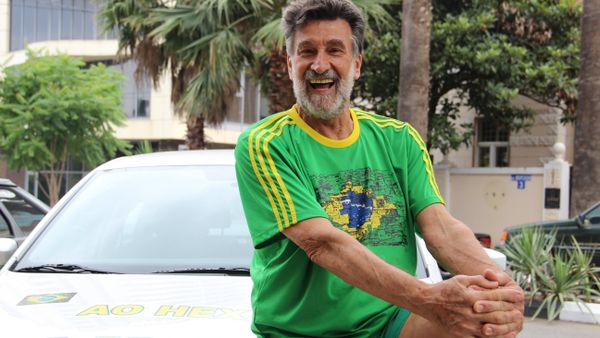 Carlos Alberto de Valentim with his rented car in Sochi, on June 16, 2018. - Sputnik International