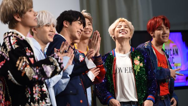 Boy band BTS poses in the press room at the 2017 American Music Awards, on November 19, 2017, in Los Angeles, California - Sputnik International