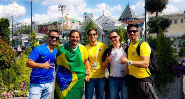 Max Peixoto (R) together with the Brazilian fans in Russia Max Peixoto (R) together with the Brazilian fans in Russia - Sputnik International