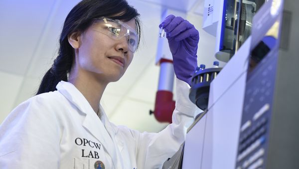 A laboratory technician controls a test vial at the OPCW (The Organisation for the Prohibition of Chemical Weapons) headquarters in the Hague, The Netherlands, on April 20, 2017 - Sputnik International