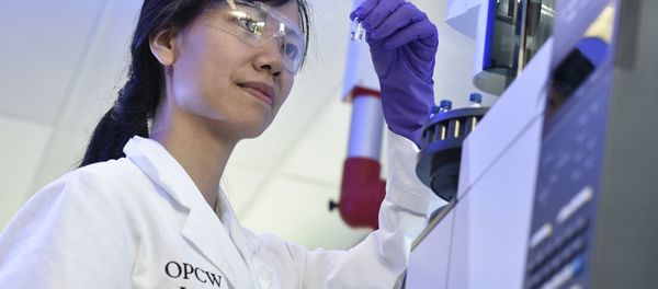 A laboratory technician controls a test vial at the OPCW (The Organisation for the Prohibition of Chemical Weapons) headquarters in the Hague, The Netherlands, on April 20, 2017 - Sputnik International