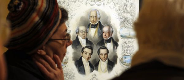 People look at a painting displayed as part of the exhibition The Rothschilds in France in the 19th century on November 19, 2012 at the Bibliotheque nationale de France (BnF) in Paris - Sputnik International