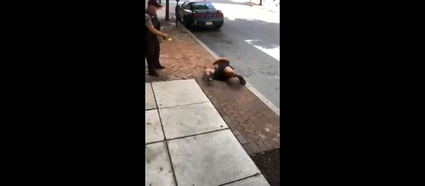 US police use Taser on seated, nonviolent suspect. - Sputnik International
