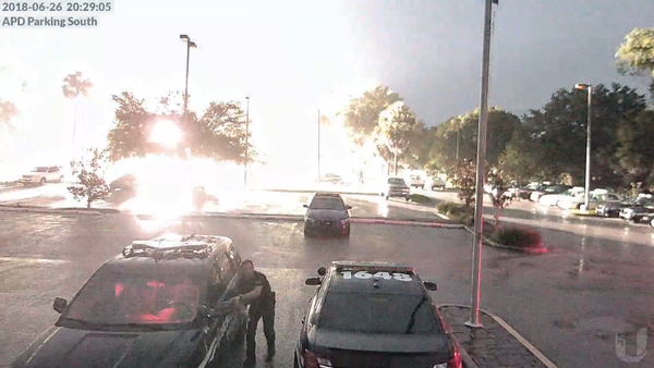 Warning Strike? Lightning Touches Down Meters From US Cop - Sputnik International