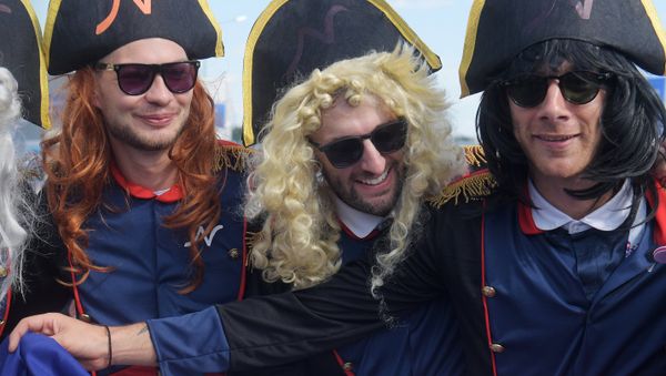 France's fans cheer waiting for the World Cup Round of 16 soccer match between France and Argentina, outside the Kazan Arena, in Kazan, Russia, June 30, 2018 - Sputnik International