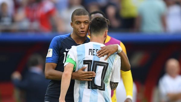France's Kylian Mbappe, left, comforts Argentina's Lionel Messi after France's 4:3 victory in the World Cup Round of 16 soccer match between France and Argentina, at the Kazan Arena, in Kazan, Russia, June 30, 2018 - Sputnik International