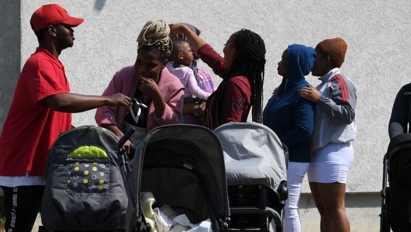 Residents of the Bavarian transit center (Bayerisches Transitzentrum) for asylum seekers stand in front of an apartment building in Manching, near Ingolstadt, southern Germany, on May 15, 2018 Residents of the Bavarian transit center (Bayerisches Transitzentrum) for asylum seekers stand in front of an apartment building in Manching, near Ingolstadt, southern Germany, on May 15, 2018 - Sputnik International