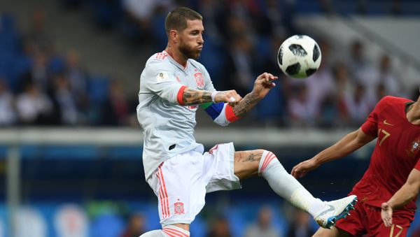 Spain's Sergio Ramos , left, and Portugal's Goncalo Guedes struggle for a ball during the World Cup Group B soccer match between Portugal and Spain at the Fisht stadium in Sochi, Russia, June 15, 2018 - Sputnik International