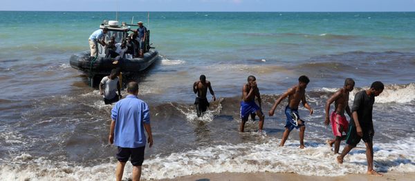 Migrants leave a boat at the coast of Tajoura, east of Tripoli, Libya June 20, 2018 Migrants leave a boat at the coast of Tajoura, east of Tripoli, Libya June 20, 2018 - Sputnik International